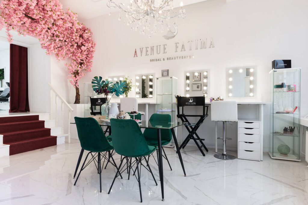 Šviesus, elegantiškas vestuvinis ir grožio salonas, pavadintas „Avenue Fatima“. Erdvėje įrengtos kelios makiažo vietos su apšviestais veidrodžiais, aplink stiklinį stalą pastatytos smaragdo žalumo aksominės kėdės bei dekoratyvinė rožinė vyšnių žiedų sakūra.