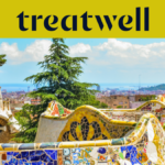 Vaizdingas Barselonos vaizdas i Park Güell, kuriame matomi žymieji Antoni Gaudí spalvoti mozaikiniai suolai ir pasakiko stiliaus boktai pirmame plane, o fone miestas ir jūra. Viruje esančioje geltonoje juostoje matomas treatwell logotipas.