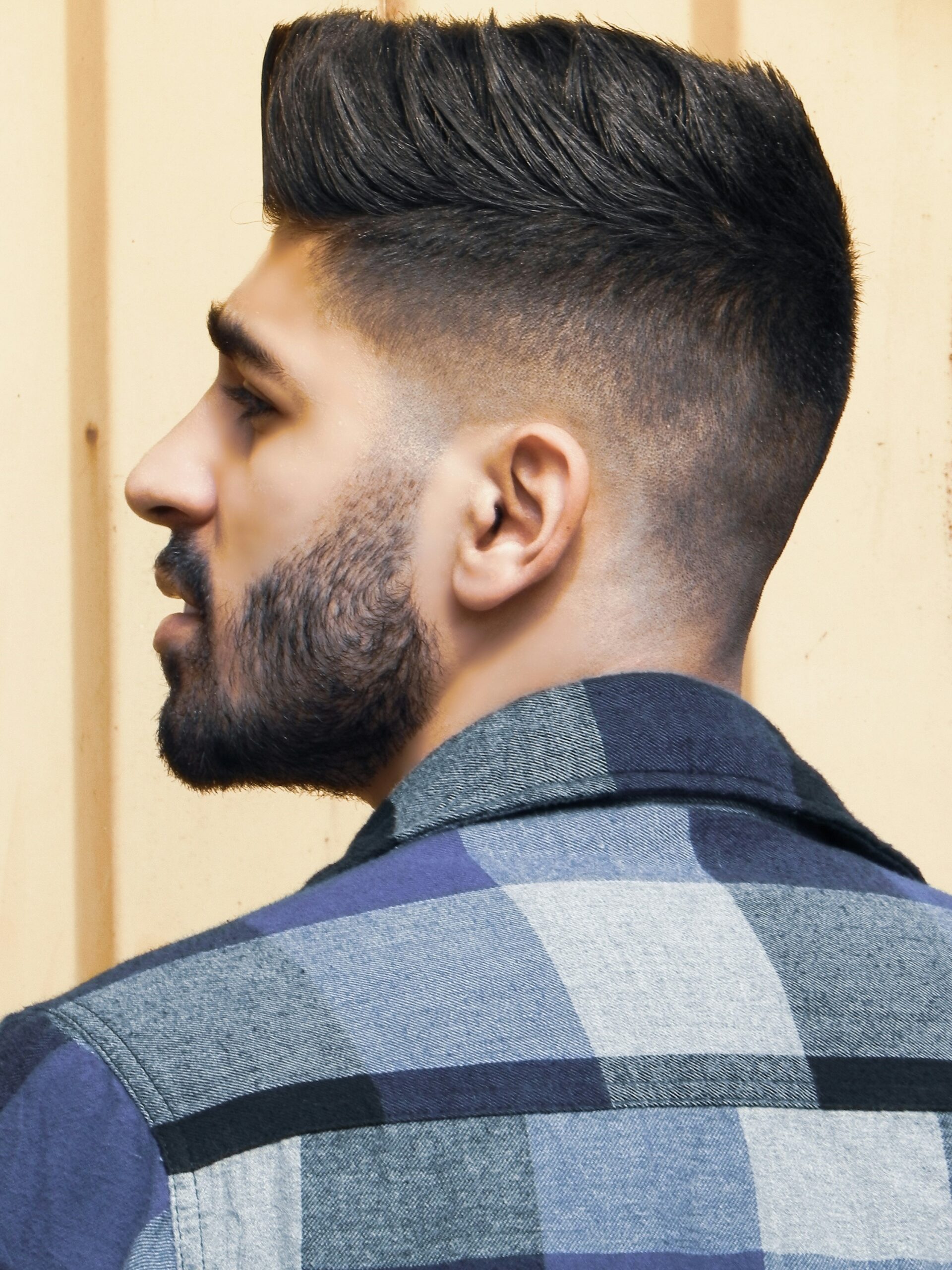 Šoninis portretas: vyras su faux hawk šukuosena ir aukštu taper fade