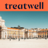 Platus baneris su tamsiai mėlynu Treatwell logotipu ant oranžinio fono vir&scaron;uje. Žemiau logotipo – ry&scaron;ki, saulėta Lisabonos Komercijos aik&scaron;tės (Praça do Comércio) nuotrauka: baltoji Rua Augusta arka, geltoni pastatai su arkinėmis kolonadomis ir žmonės, vaik&scaron;tantys per plačiąją pėsčiųjų aik&scaron;tę po giedru mėlynu dangumi.