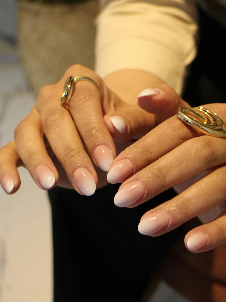 Klientės ombre Shellac manikiūras iš arti klasikiniais nude atspalviais iškart po procedūros salone
