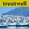 Puerto Banús prieplauka Marbella mieste, apsupta baltų daugiabučių ir pri&scaron;vartuotų jachtų su kalnais fone, po geltona Treatwell vėliava.