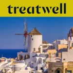 Baltai tinkuoti namai ir tradiciniai vėjo malūnai vir&scaron; tamsiai mėlynos Egėjo jūros Oia miestelyje, Santorinyje, po geltona juosta su Treatwell logotipu.