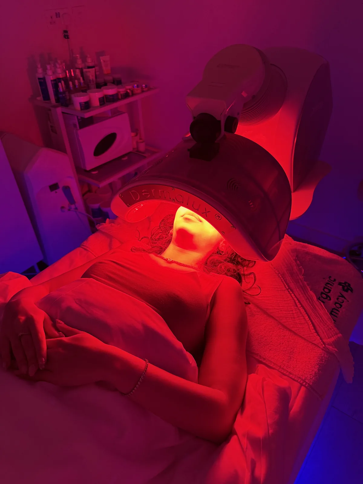 Moteris ilsisi po raudonos šviesos LED skydu SPA centre