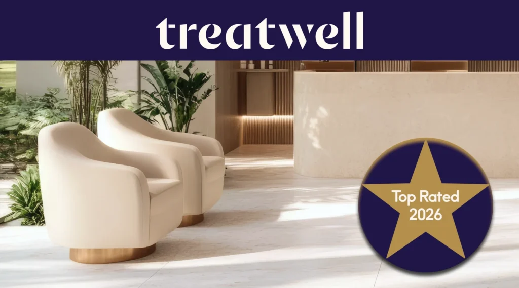 Treatwell Top Rated 2026 ženklelis, suteikiamas pagal klientų atsiliepimus, šviesioje salono registratūroje su kreminiais foteliais ir augalais